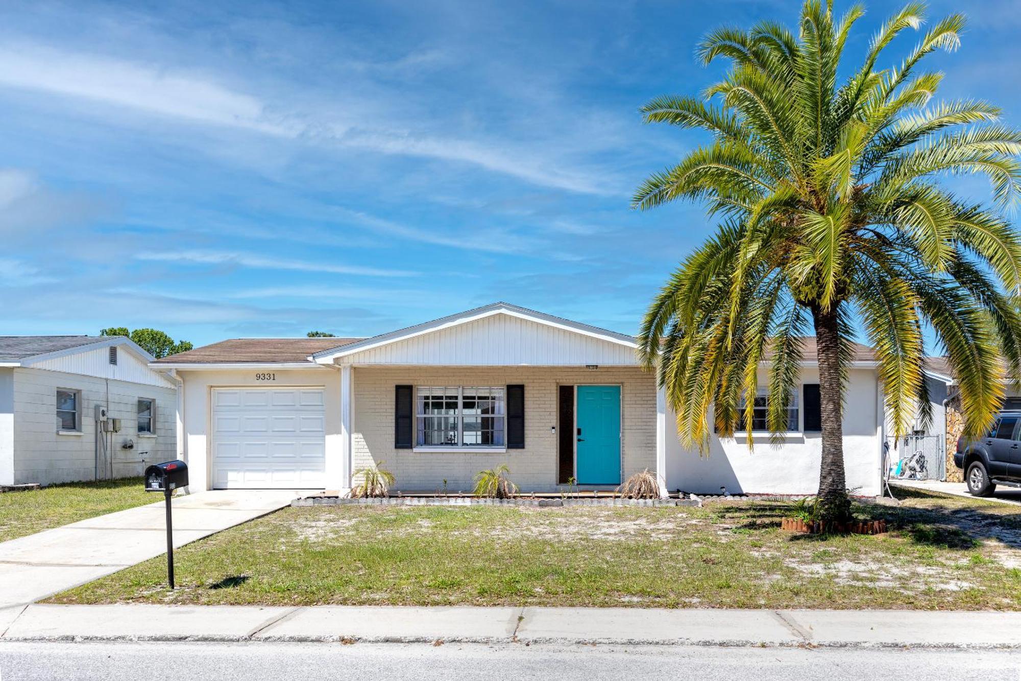 Sunny Escape: Vibrant Pool Holiday home Port Richey
