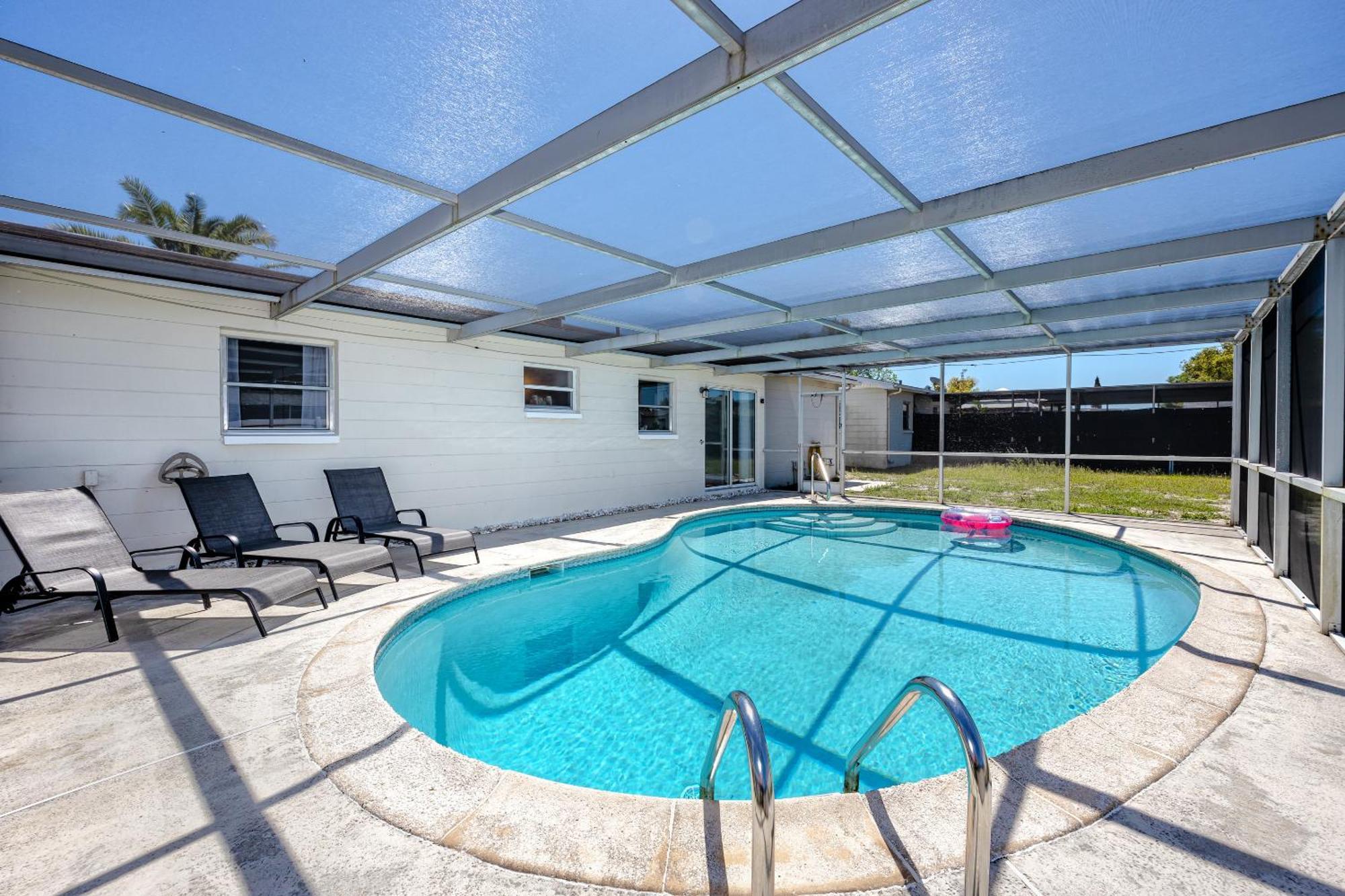 Sunny Escape: Vibrant Pool Holiday home